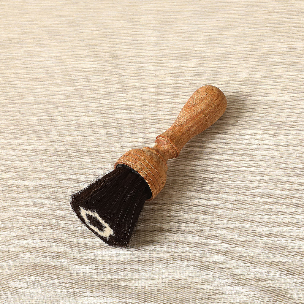 Sensitive dust brush with turned handle