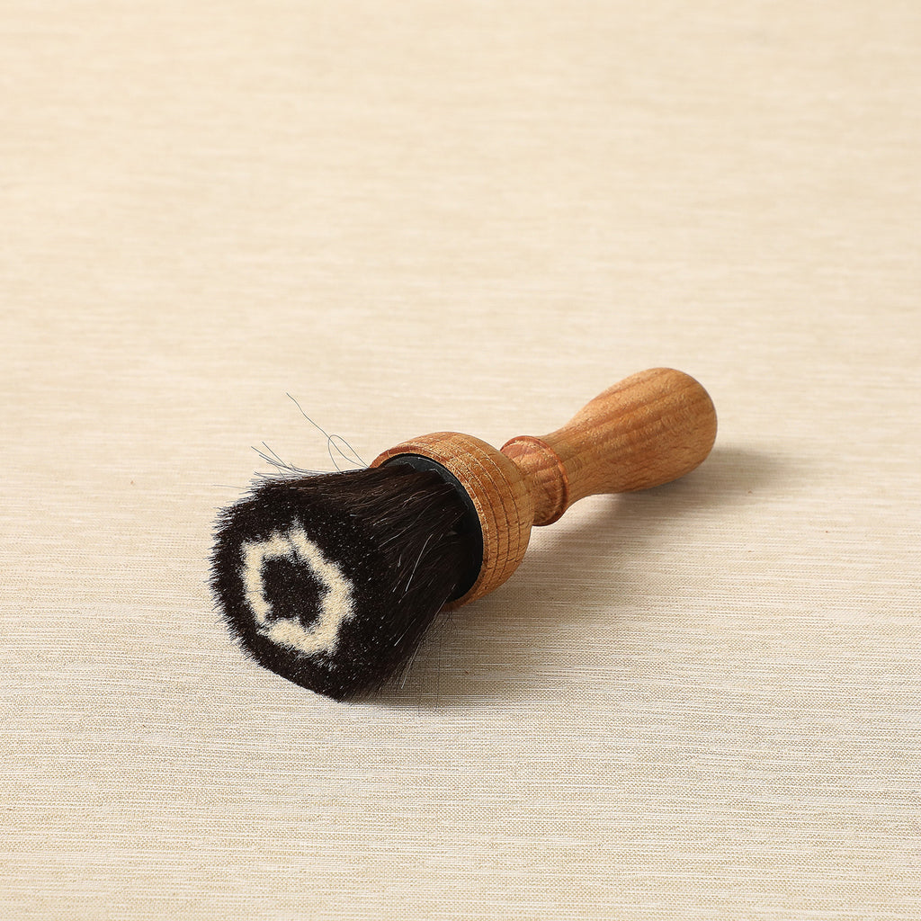 Sensitive dust brush with turned handle