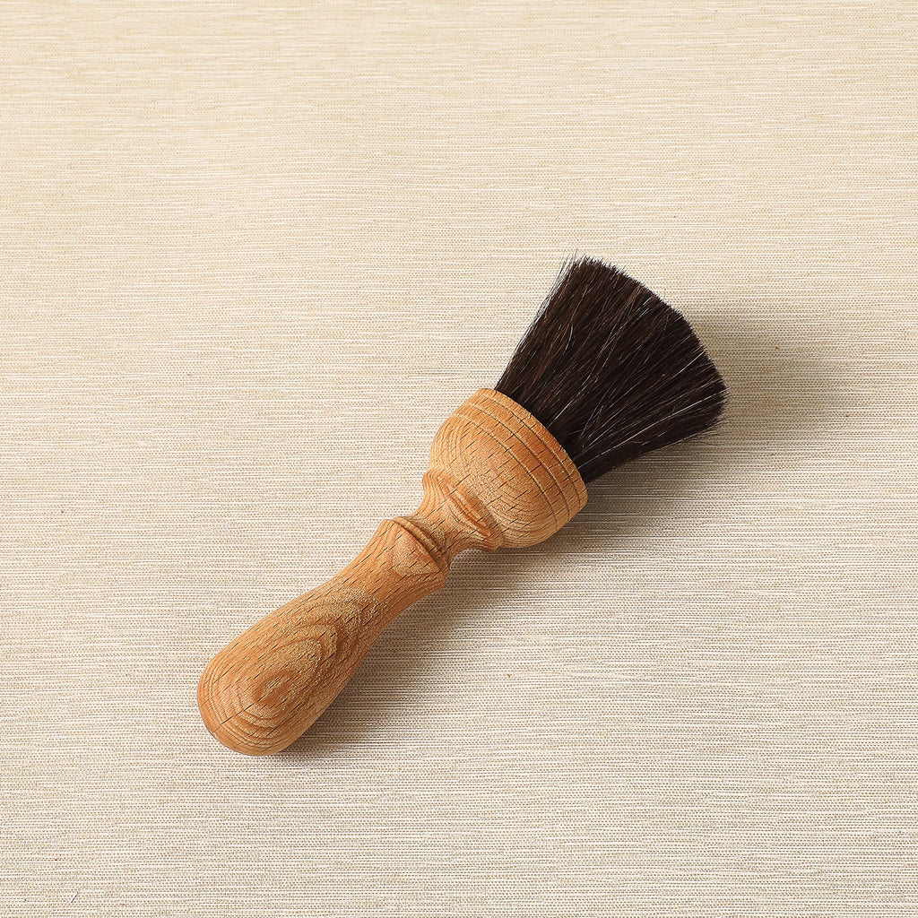 Sensitive dust brush with turned handle