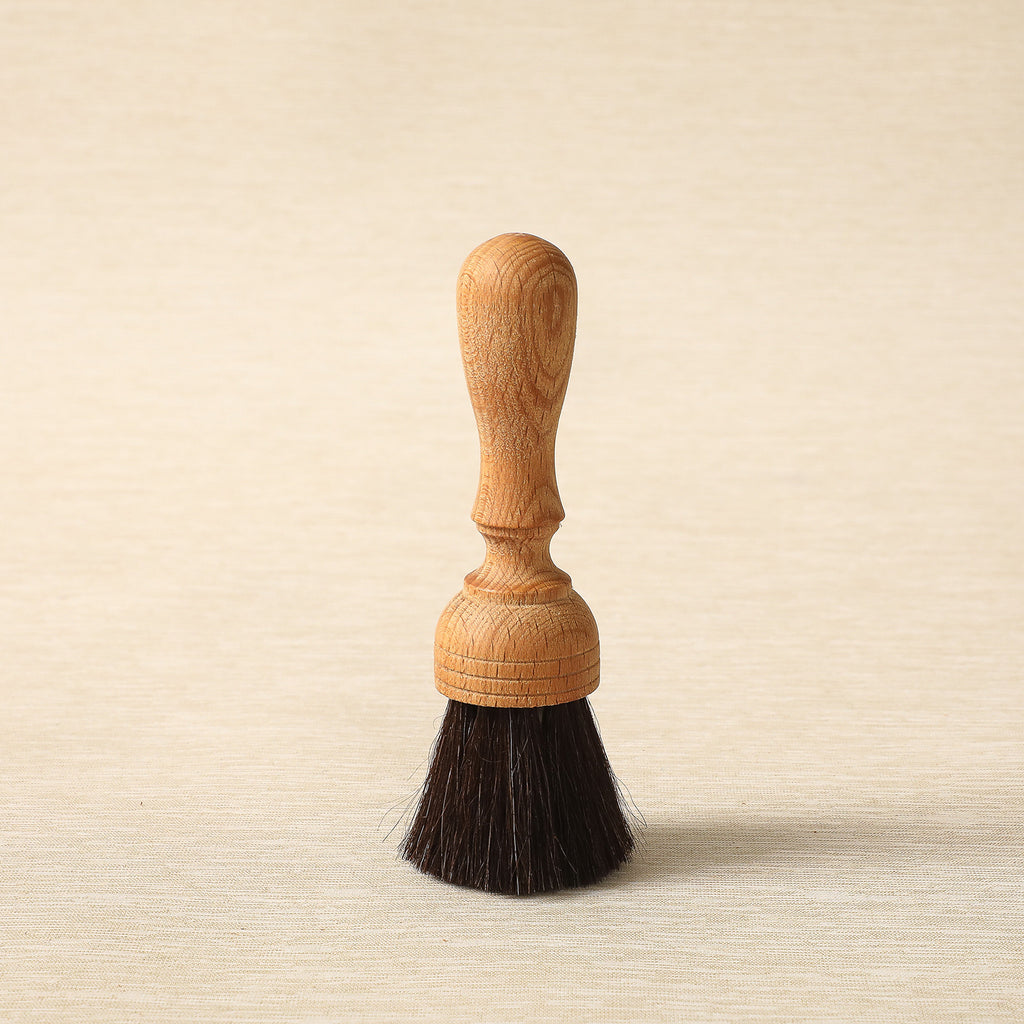 Sensitive dust brush with turned handle