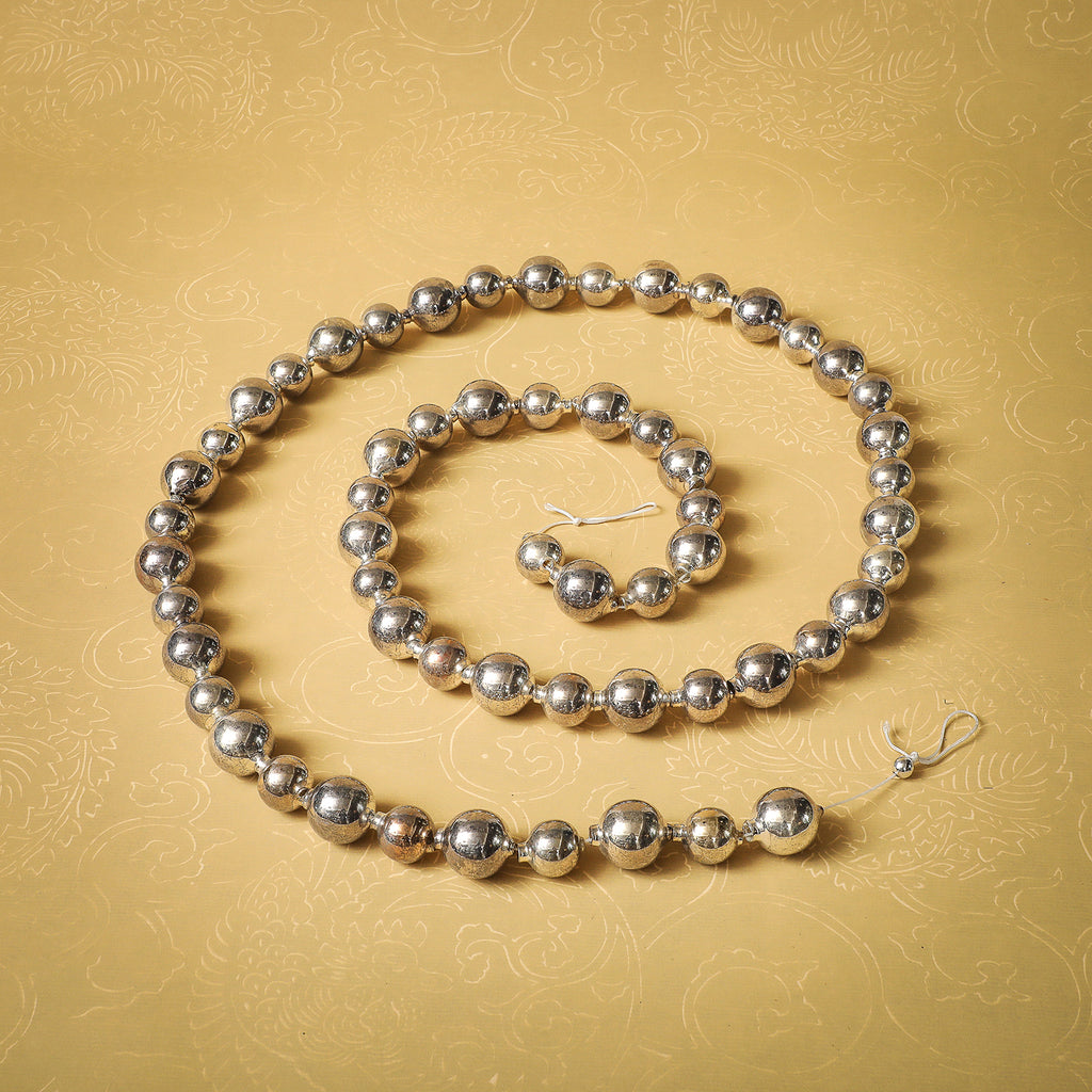 Pebbled garland in silver