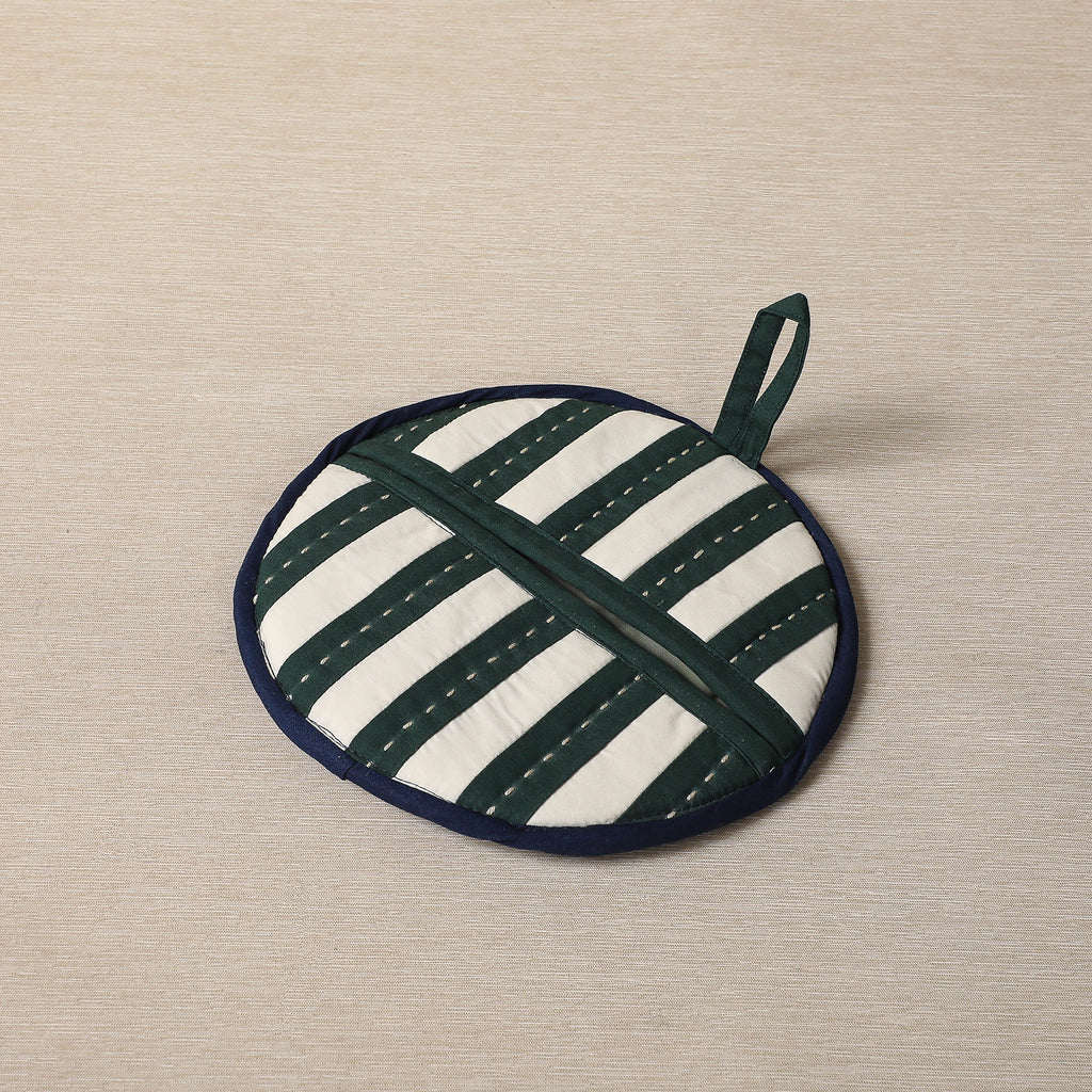 Green and white round oven mitt