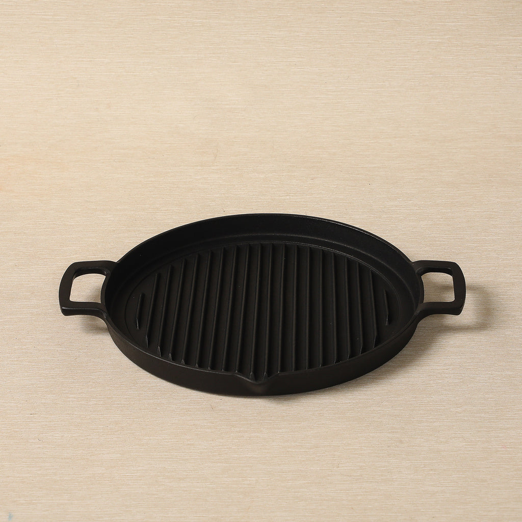 Iwachu round iron grilling pan with spout