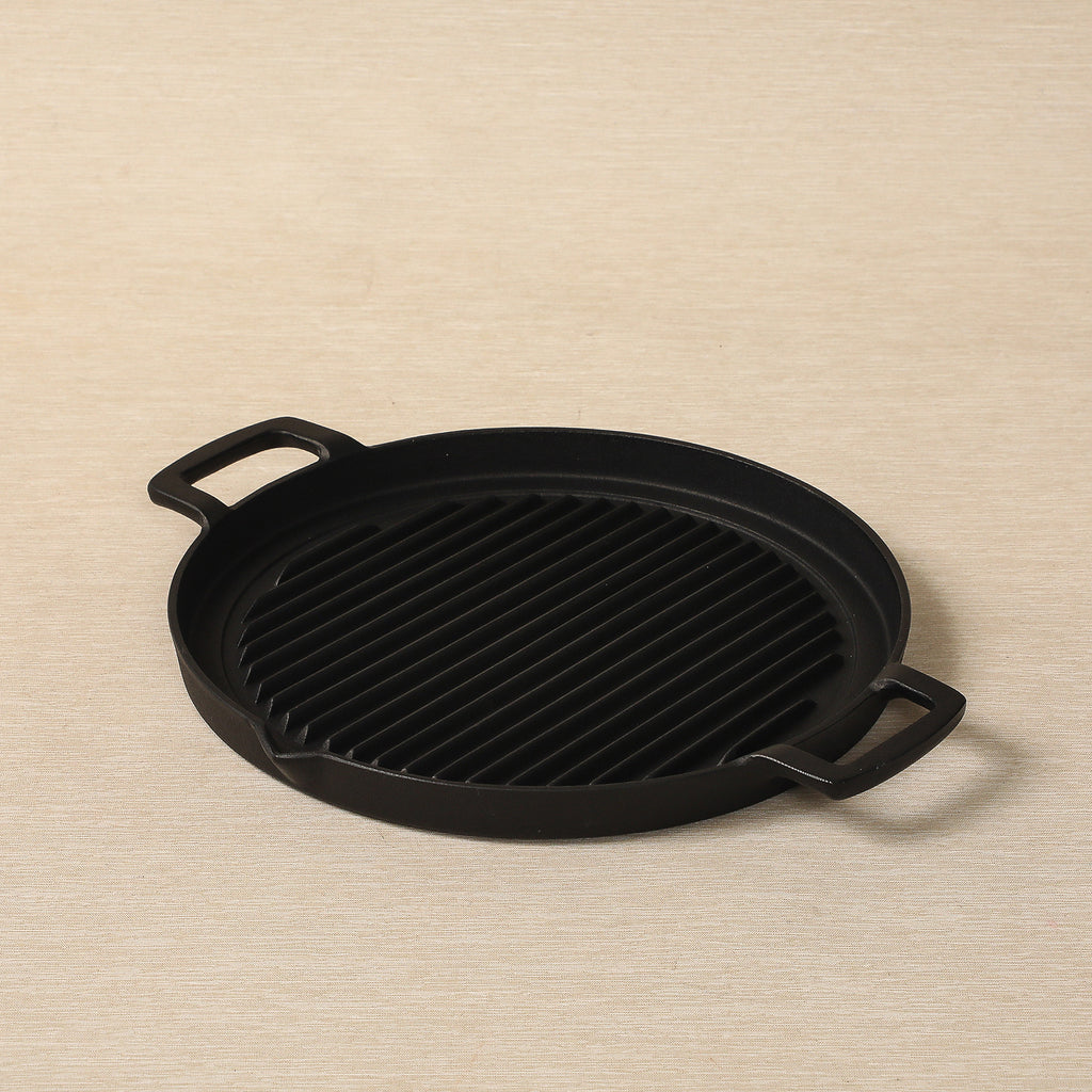 Iwachu round iron grilling pan with spout