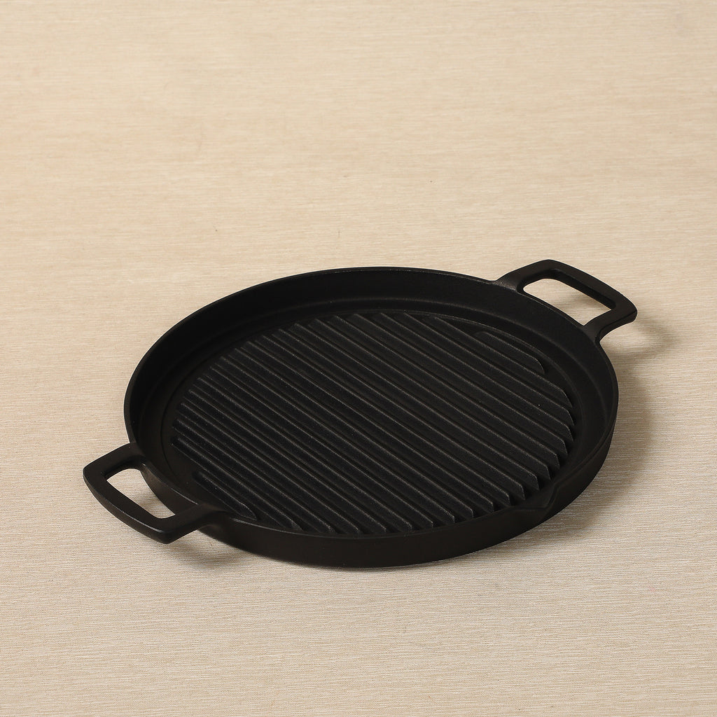 Iwachu round iron grilling pan with spout