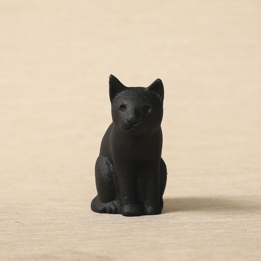 Sitting cat iron paperweight