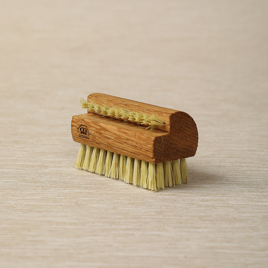 Half round travel nail brush