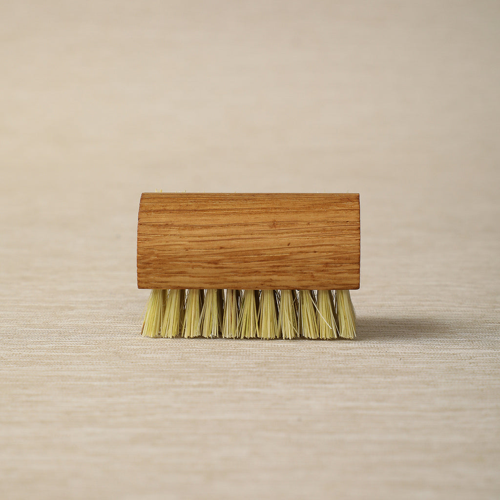 Half round travel nail brush