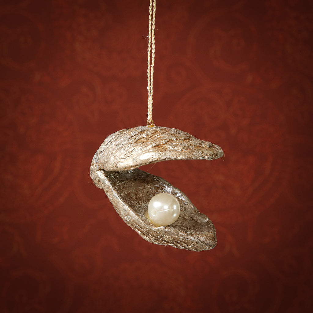 Silver oyster with pearl ornament