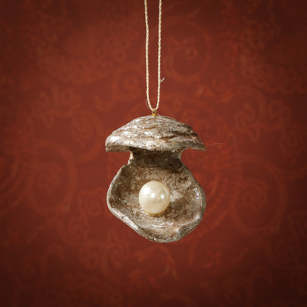 Silver oyster with pearl ornament