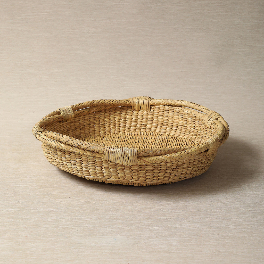 Low round platter basket with twisted edge