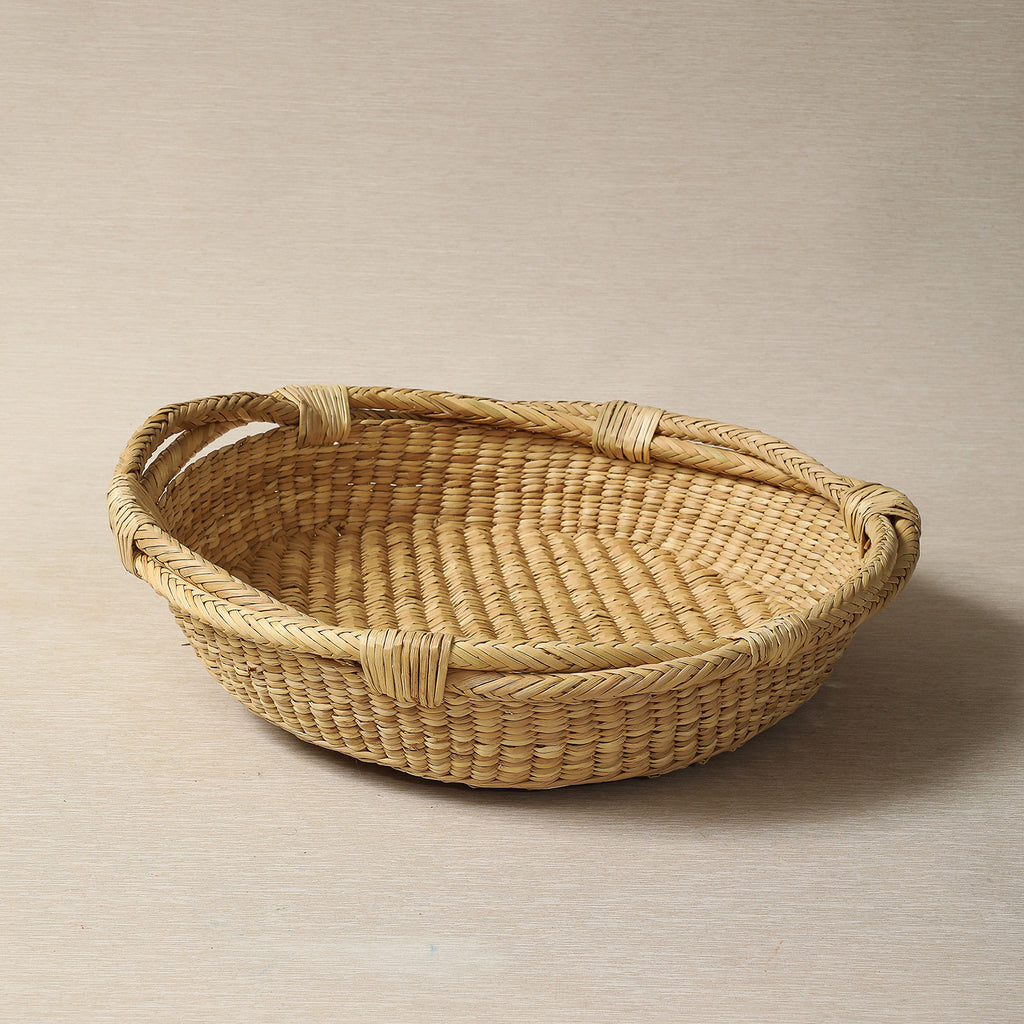 Low round platter basket with twisted edge