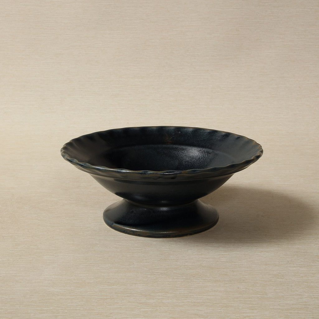 Pedestal bowl with fluted edge