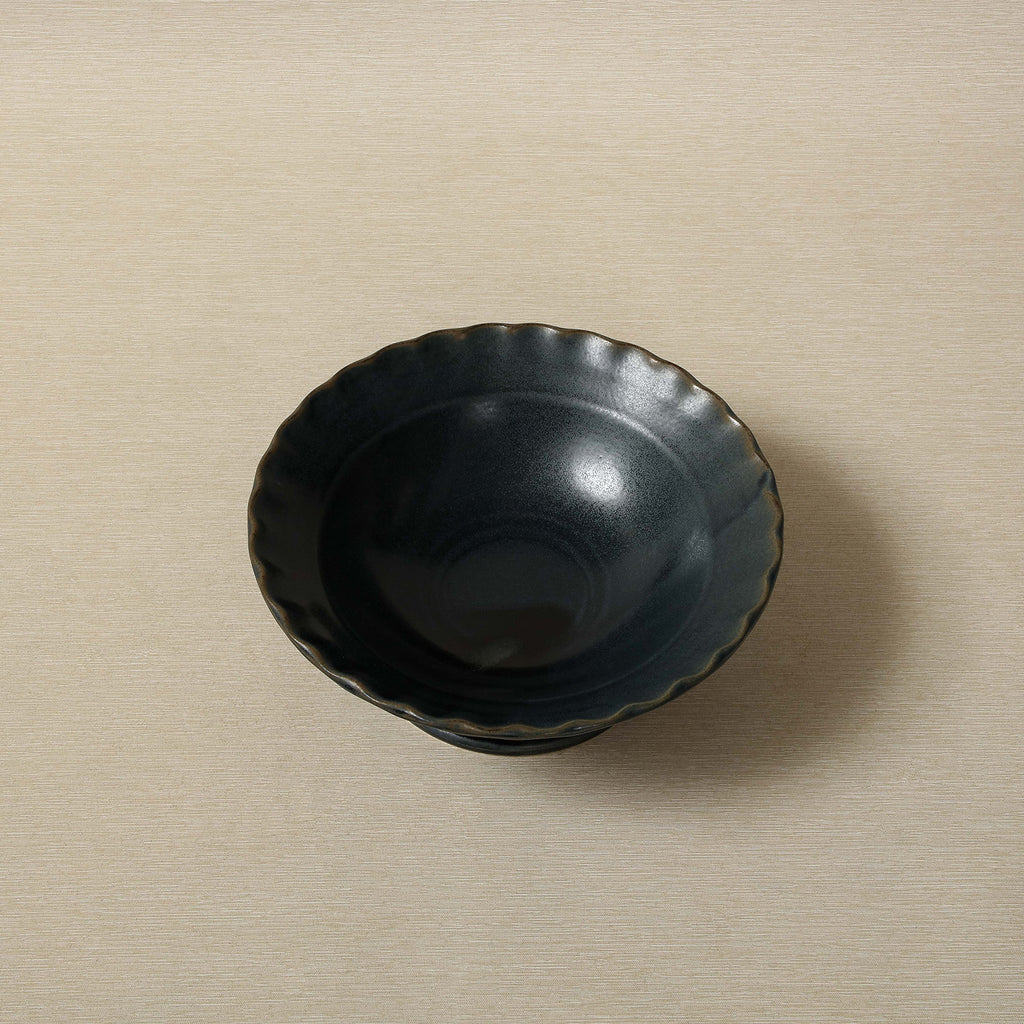 Pedestal bowl with fluted edge