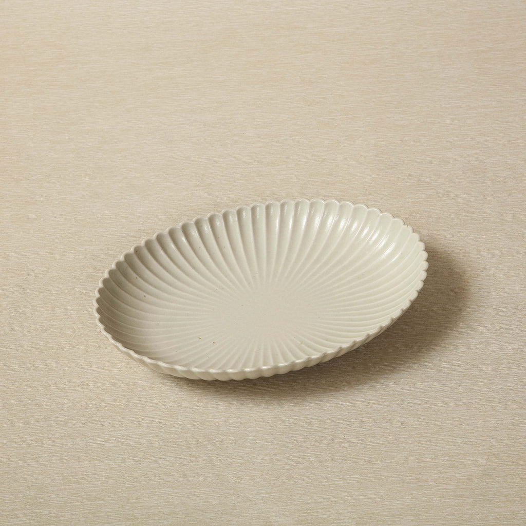 Scalloped oval plate